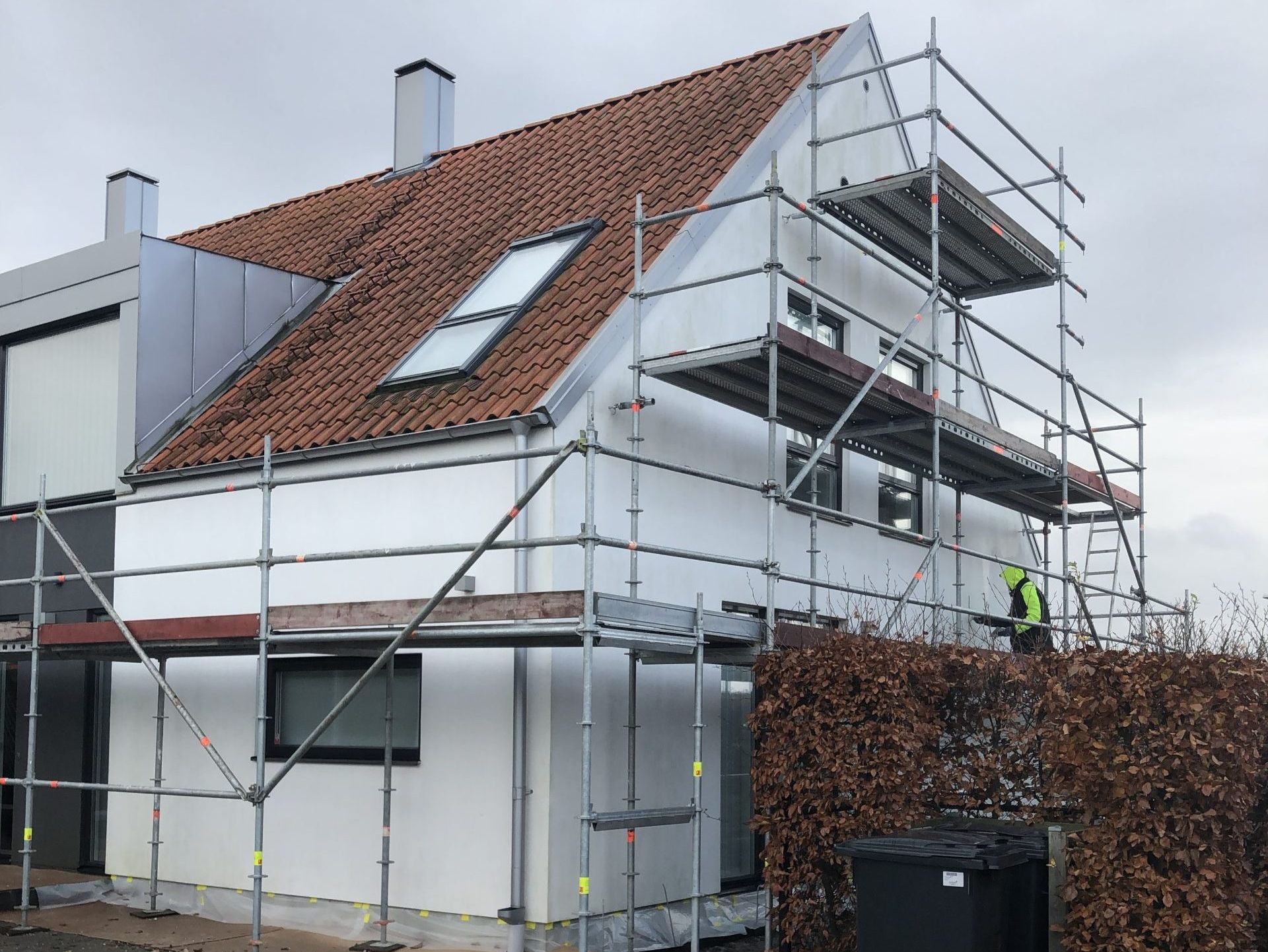 Byggställning uppsatt runt hus