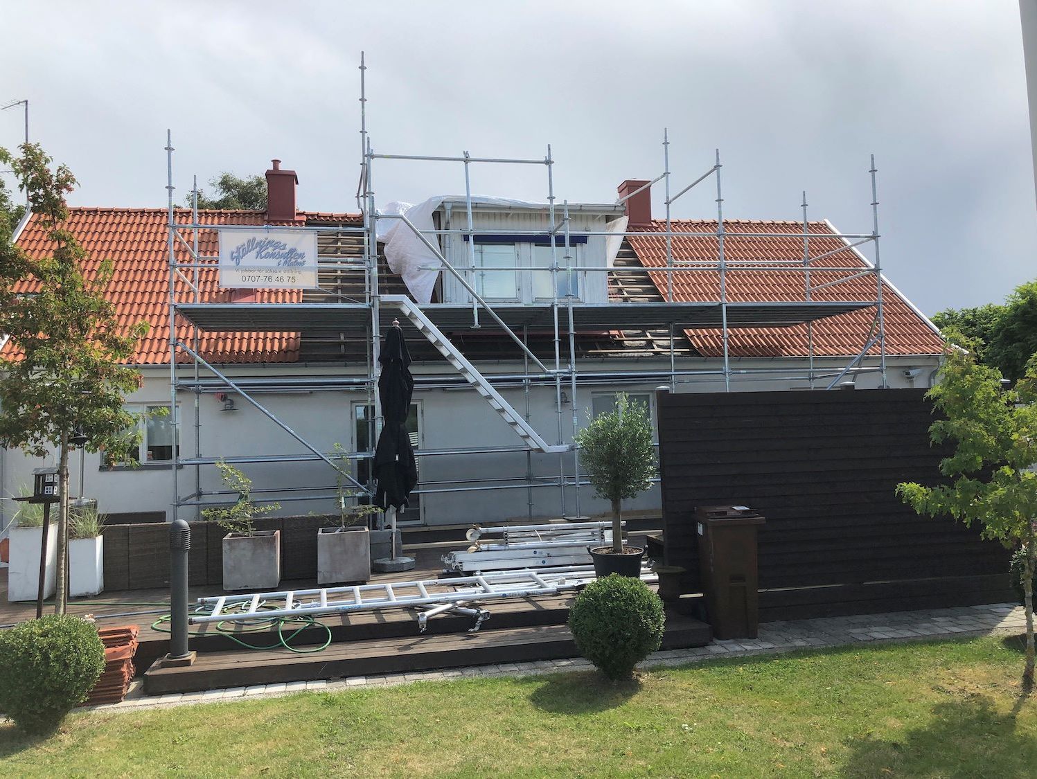 Byggställning monterad längs bostadshus